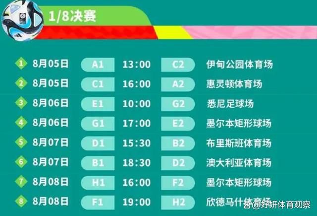 周霞站在锅台边，手里端着一只洗脚的木盆。
